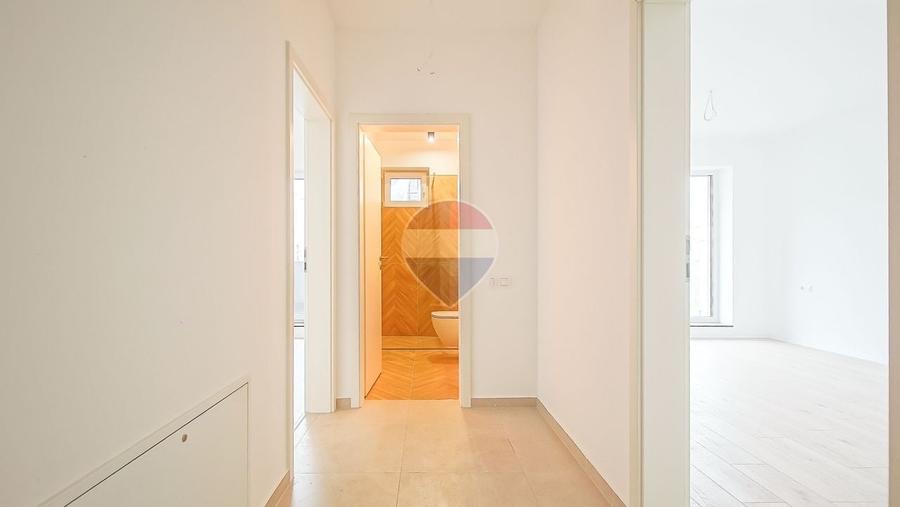 Apartament cu 3 camere decomandat în Tractorul