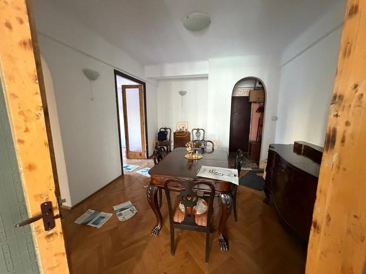 Apartament cu 4 camere semidecomandat în Universitate
