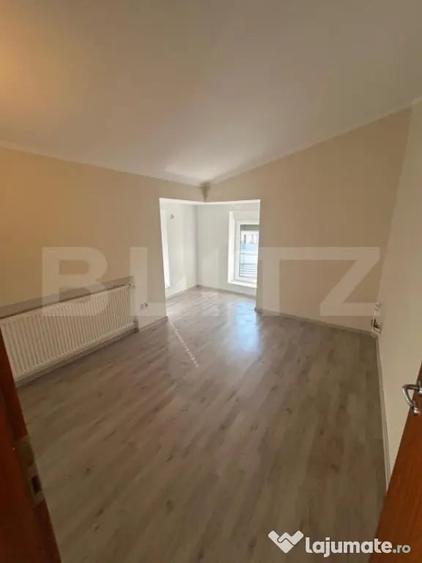Apartament cu 5 camere semidecomandat în Dumbrăvița