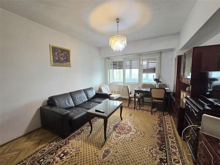 Apartament cu 3 camere decomandat în 1 Mai
