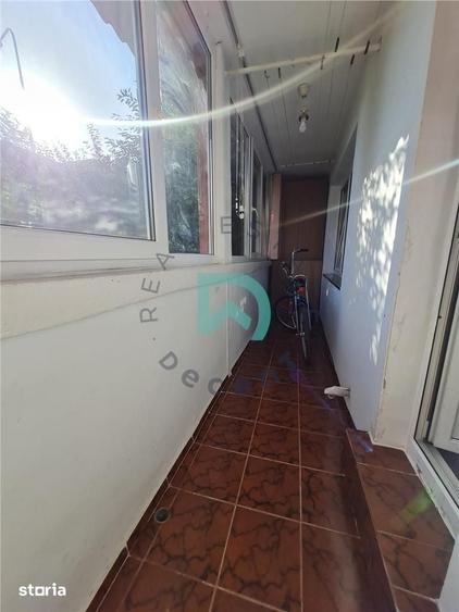 Apartament cu 3 camere semidecomandat în Triaj