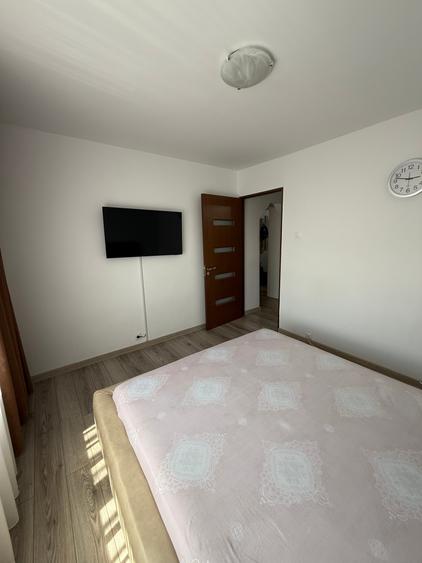 Apartament cu 3 camere decomandat în Craiovița Nouă