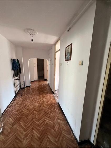 Apartament cu 3 camere semidecomandat în Frații Golești