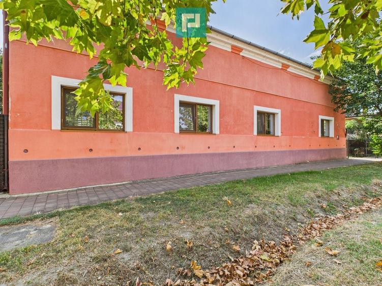 Casă individuală cu 6 camere cu Teren 2712 Mp în Central