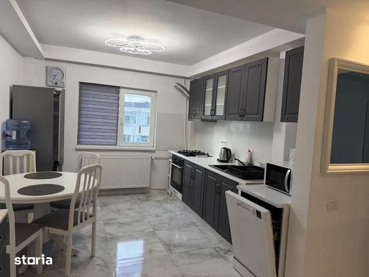 Apartament cu 3 camere semidecomandat în Tineretului