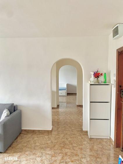 Apartament cu 4 camere semidecomandat în Tineretului