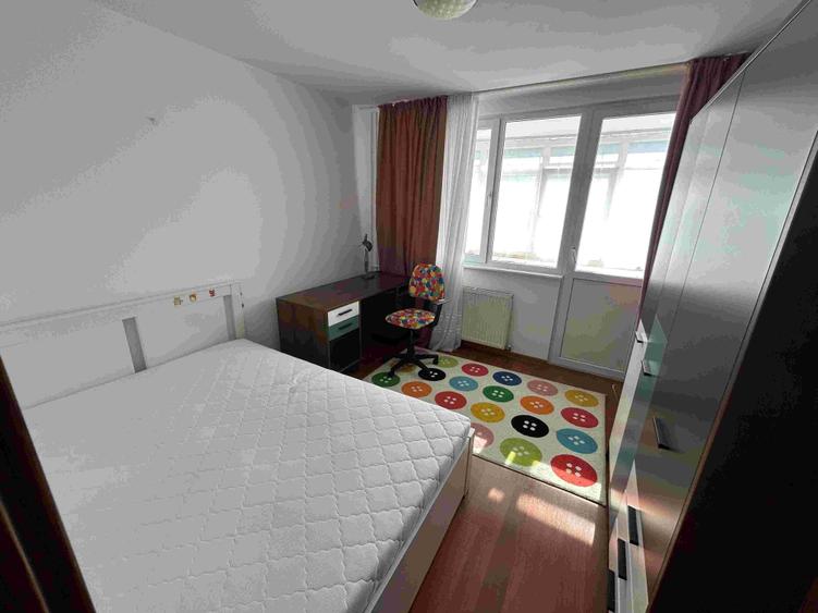 Apartament cu 3 camere semidecomandat în Exterior Vest