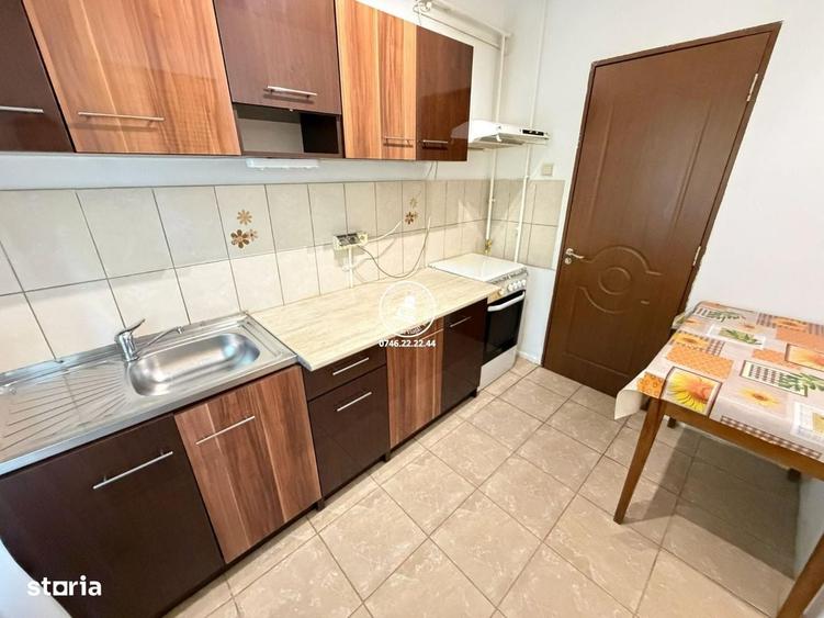Apartament cu 3 camere în Podu Roș