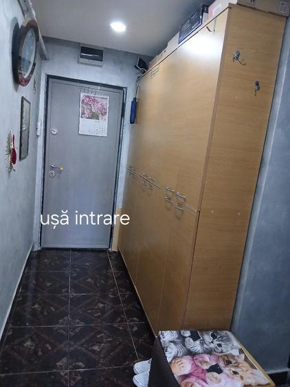 Apartament cu 3 camere semidecomandat în Micro 4