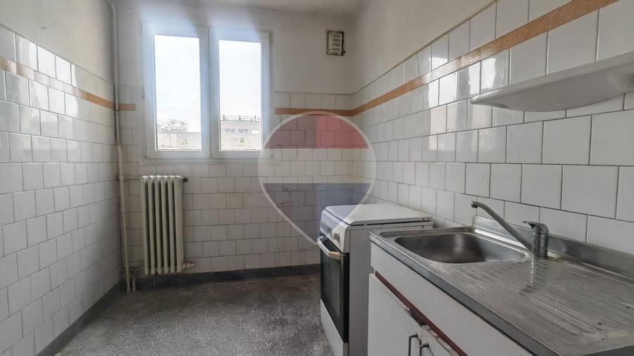 Apartament cu 4 camere semidecomandat în Titan