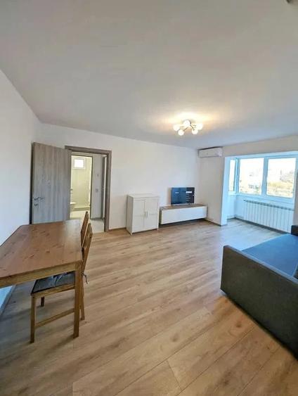 Apartament cu 2 camere semidecomandat în Centrul Civic
