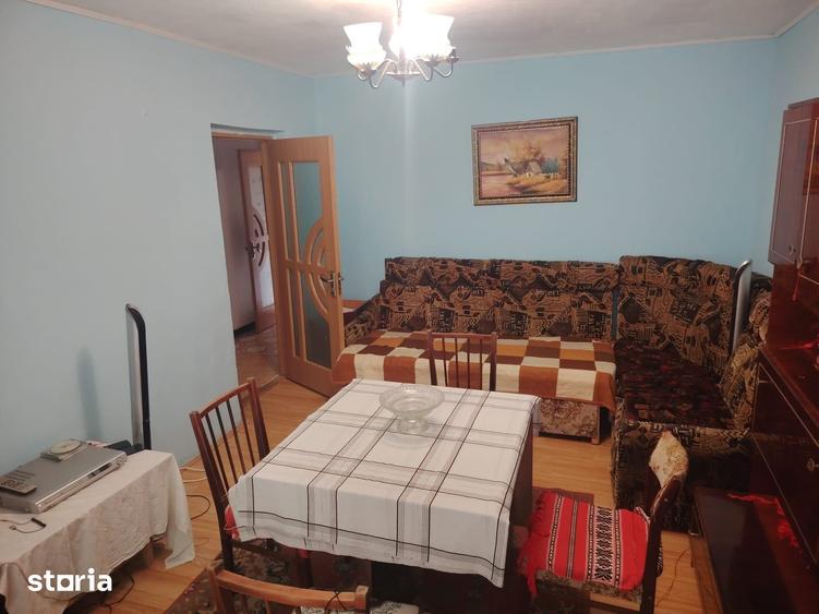 Apartament cu 3 camere decomandat în Cornișa