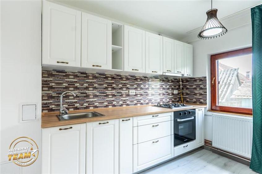 Apartament cu 2 camere semidecomandat, mobilat în Central