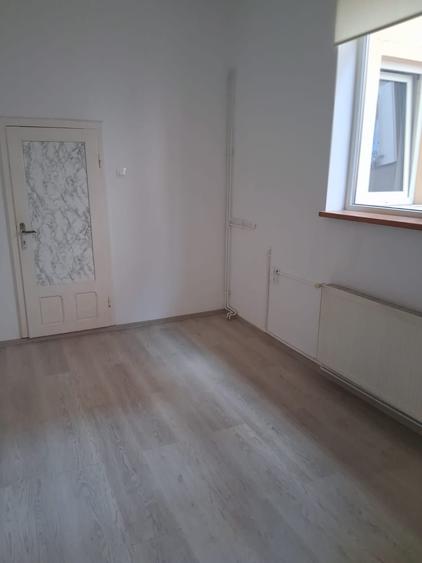 Casă individuală cu 6 camere cu Canalizare în Tineretului