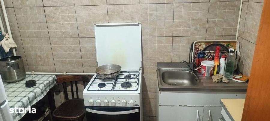 Apartament cu 3 camere decomandat în Tei