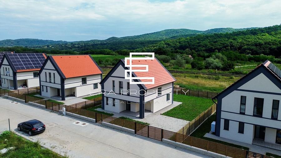 Casă individuală cu 4 camere cu Canalizare în Est