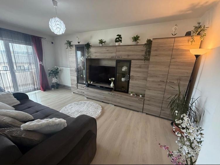 Apartament cu 2 camere semidecomandat, mobilat în Florești
