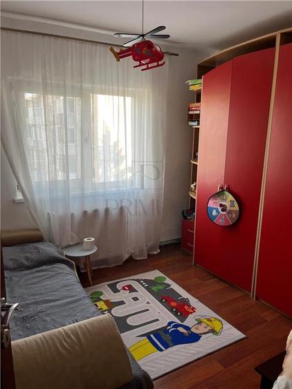 Apartament cu 4 camere decomandat în Dâmbovița