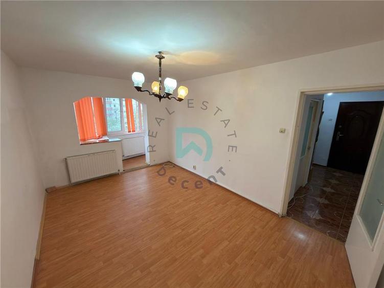Apartament cu 3 camere decomandat în Astra