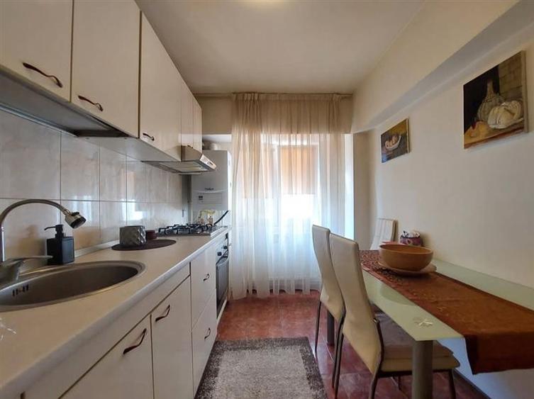 Apartament cu 3 camere semidecomandat în Balta Albă