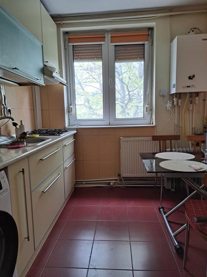 Apartament cu 3 camere semidecomandat în Micro 19