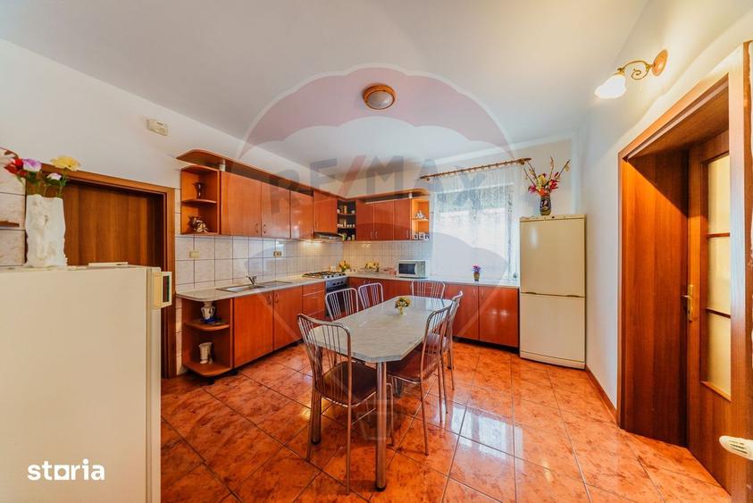 Casă cu 7 camere cu Teren 1588 Mp în Zădăreni