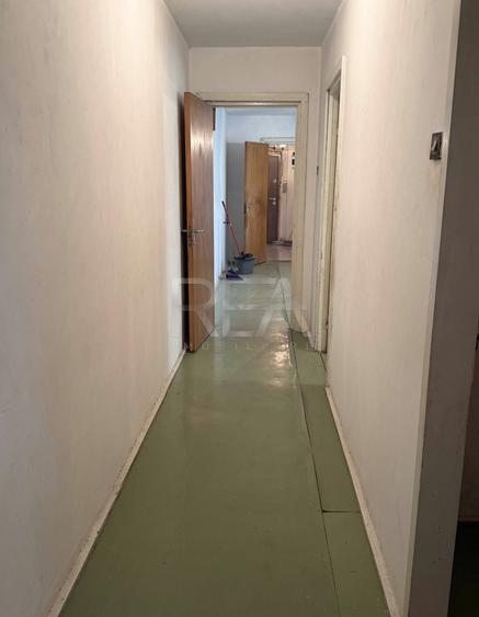 Apartament cu 3 camere semidecomandat în Apusului