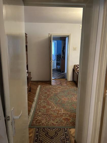 Apartament cu 3 camere semidecomandat în Central