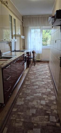Apartament cu 3 camere decomandat în Podul de Fier