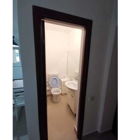 Apartament cu 3 camere semidecomandat în Văcăresti