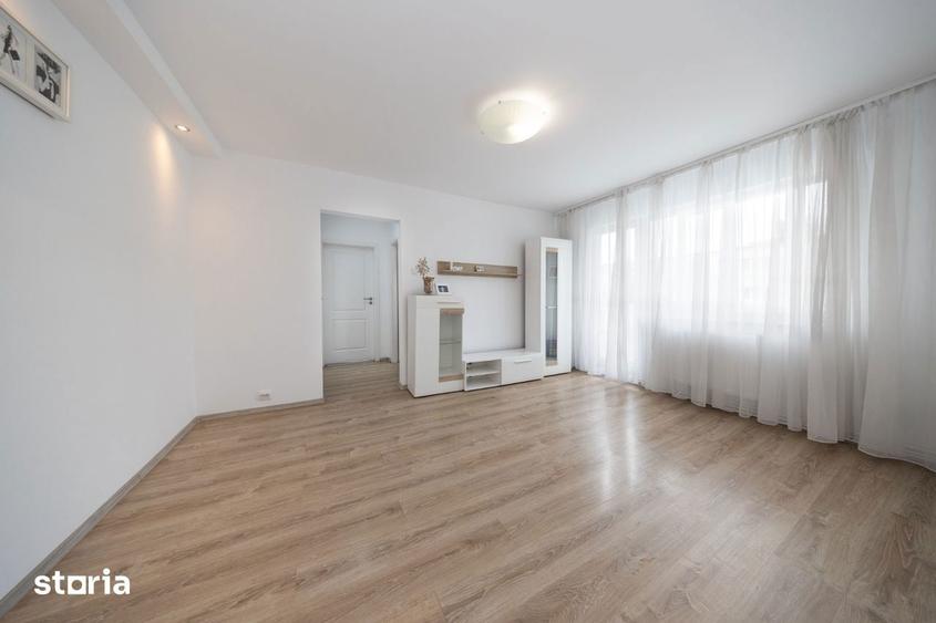 Apartament cu 3 camere semidecomandat, mobilat în Central