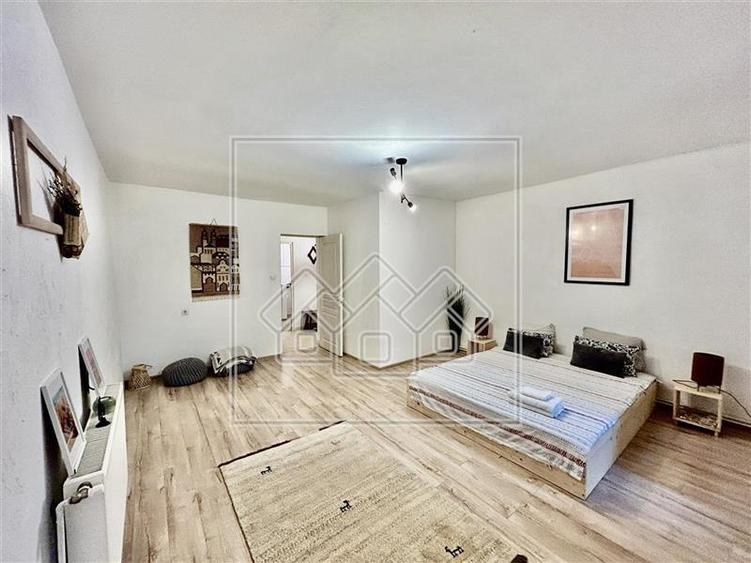 Duplex cu 6 camere cu Canalizare în Central