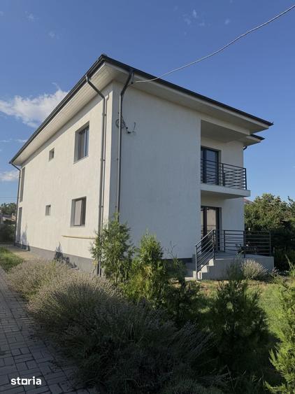 Casă cu 5 camere cu Teren 642 Mp în Pictor Rosenthal