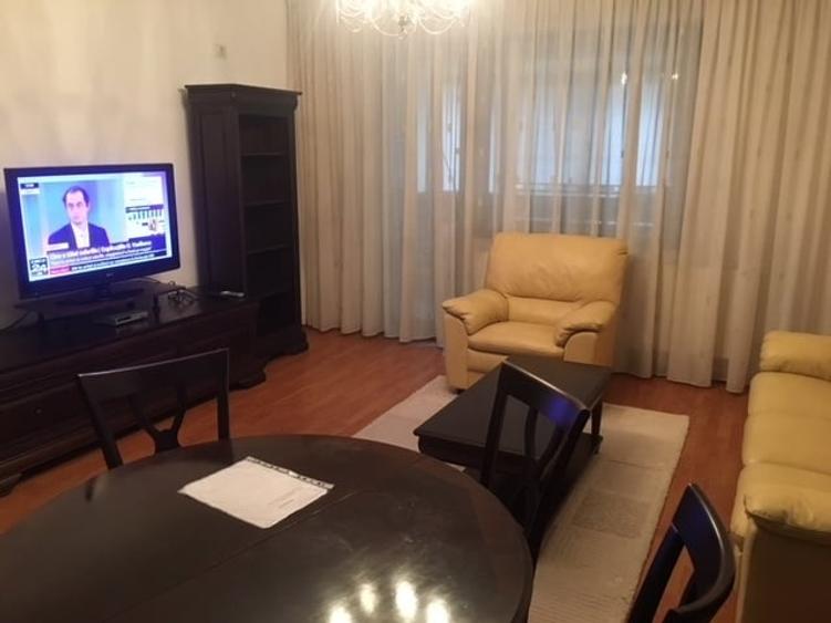 Apartament cu 3 camere semidecomandat, mobilat în Băneasa