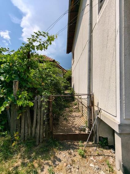 Casă cu 4 camere în Oeștii Ungureni