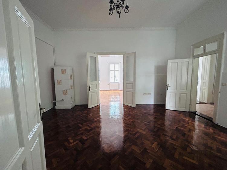 Birou, de 104 mp, în Central