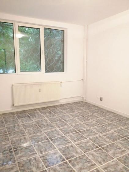 Apartament cu 3 camere decomandat în Drumul Taberei