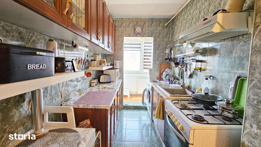 Apartament cu 3 camere decomandat în Tractorul