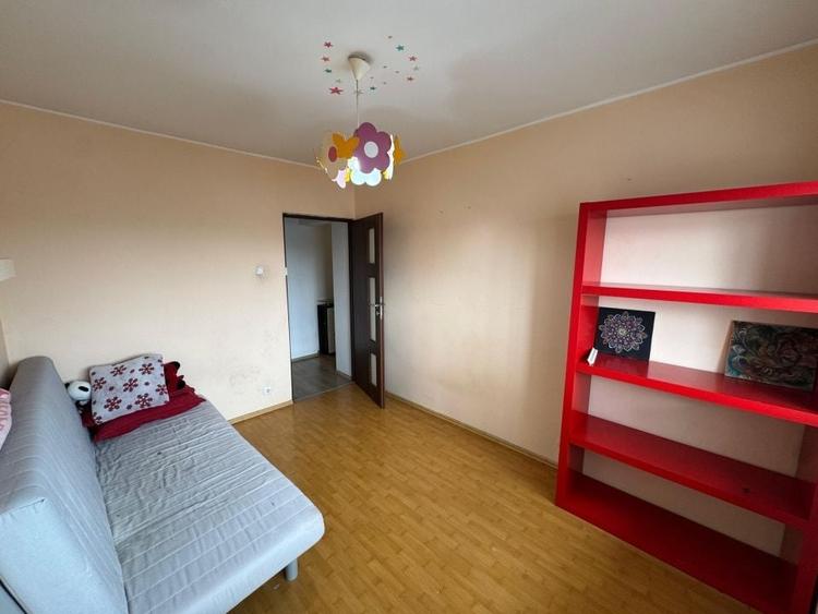 Apartament cu 3 camere semidecomandat, mobilat în Rahova
