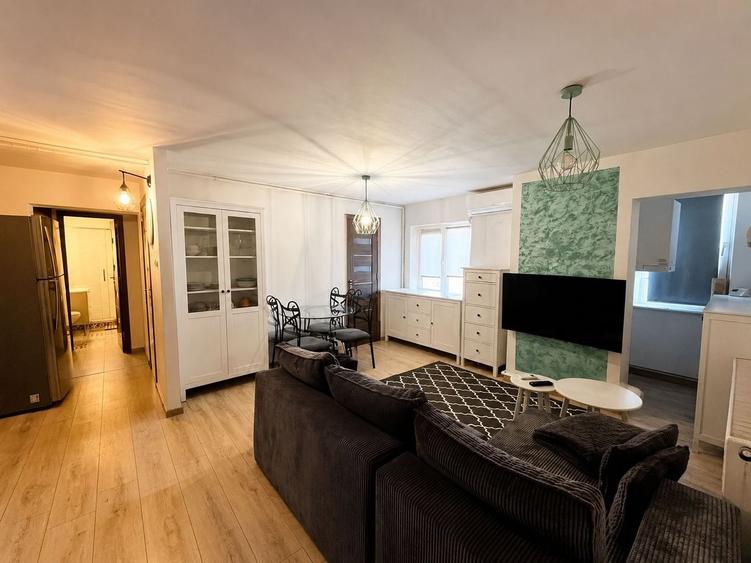 Apartament cu 3 camere semidecomandat, mobilat în Bucovina