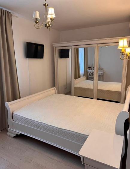 Apartament cu 3 camere semidecomandat, mobilat în Tineretului