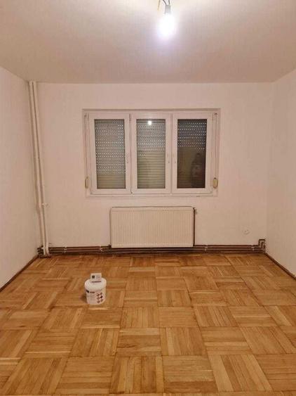 Apartament cu 3 camere semidecomandat în Boul Roșu