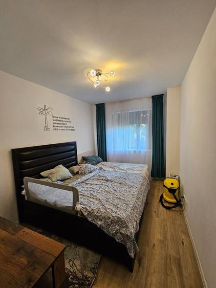 Apartament cu 3 camere semidecomandat, mobilat în Băneasa