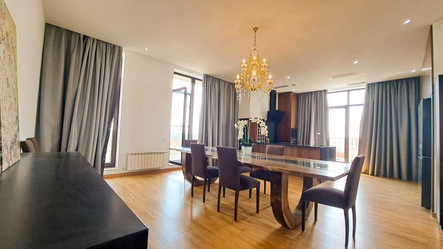Apartament cu 4 camere semidecomandat, mobilat în Băneasa