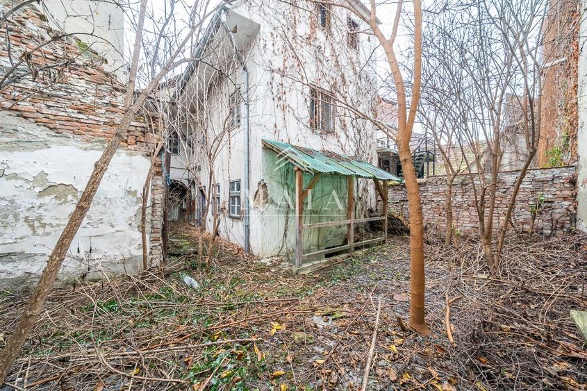 Casă individuală cu 9 camere cu Canalizare în Central