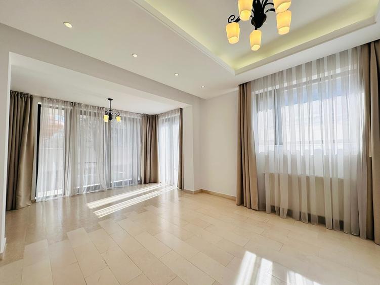 Duplex cu 9 camere cu Canalizare în Central