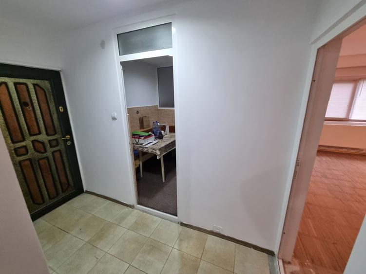 Apartament cu 3 camere decomandat în Poarta 6