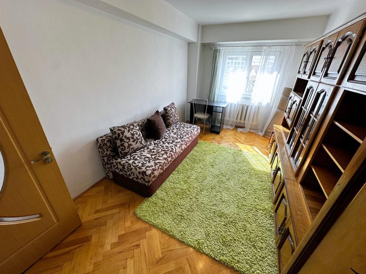 Apartament cu 3 camere decomandat în Central