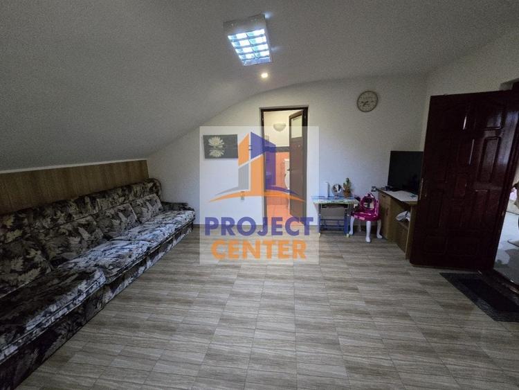Casă individuală cu 10 camere cu Canalizare în Prelungirea Craiovei