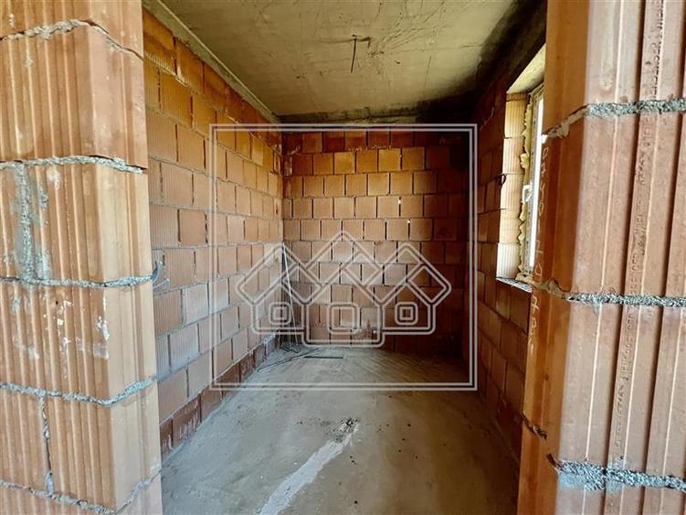 Casă individuală cu 7 camere cu Teren 727 Mp în Central